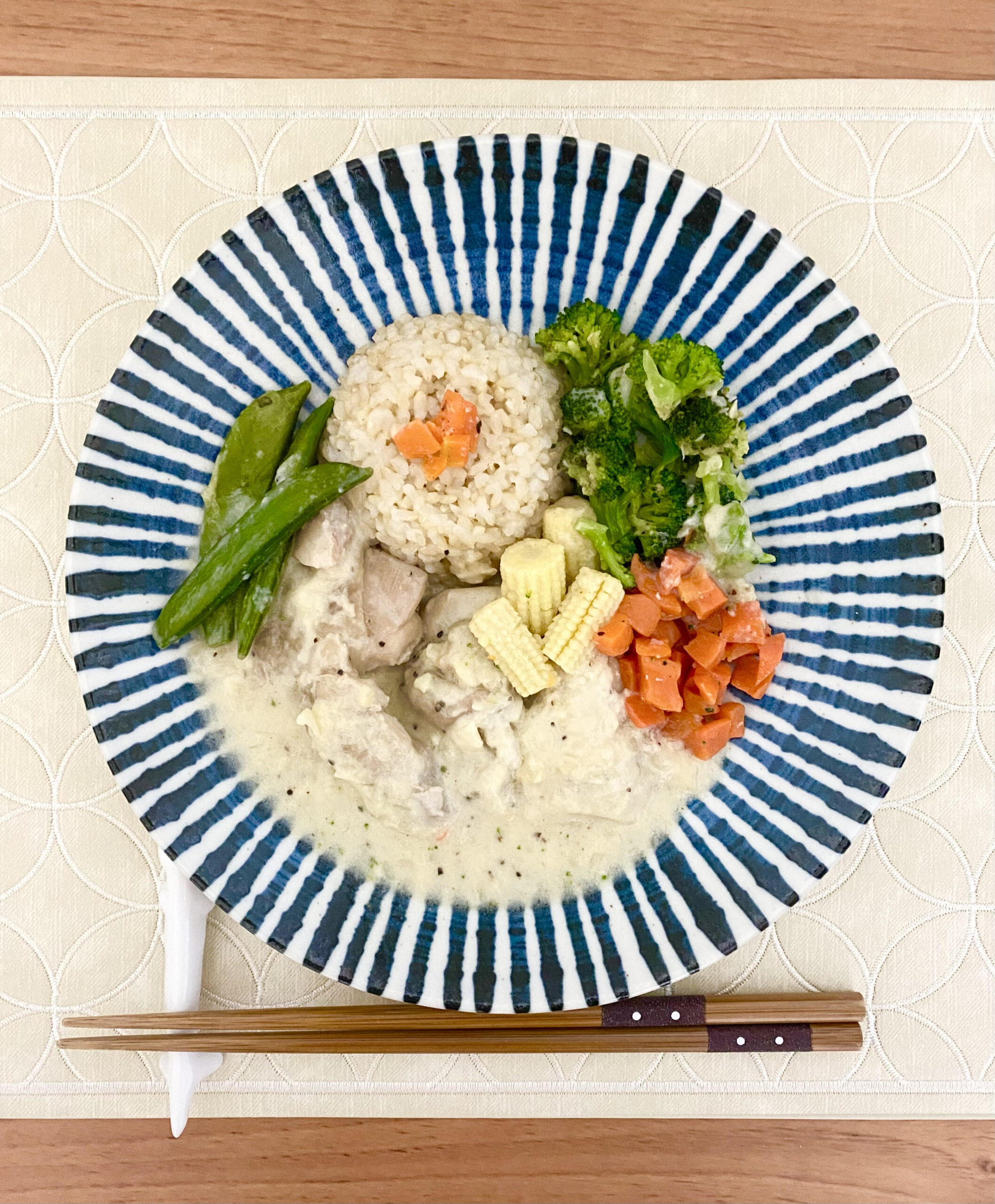 FIT FOOD HOME_低糖質VEGE＋_スパイシーガーリッククリームのローストチキン+玄米_盛り付け後