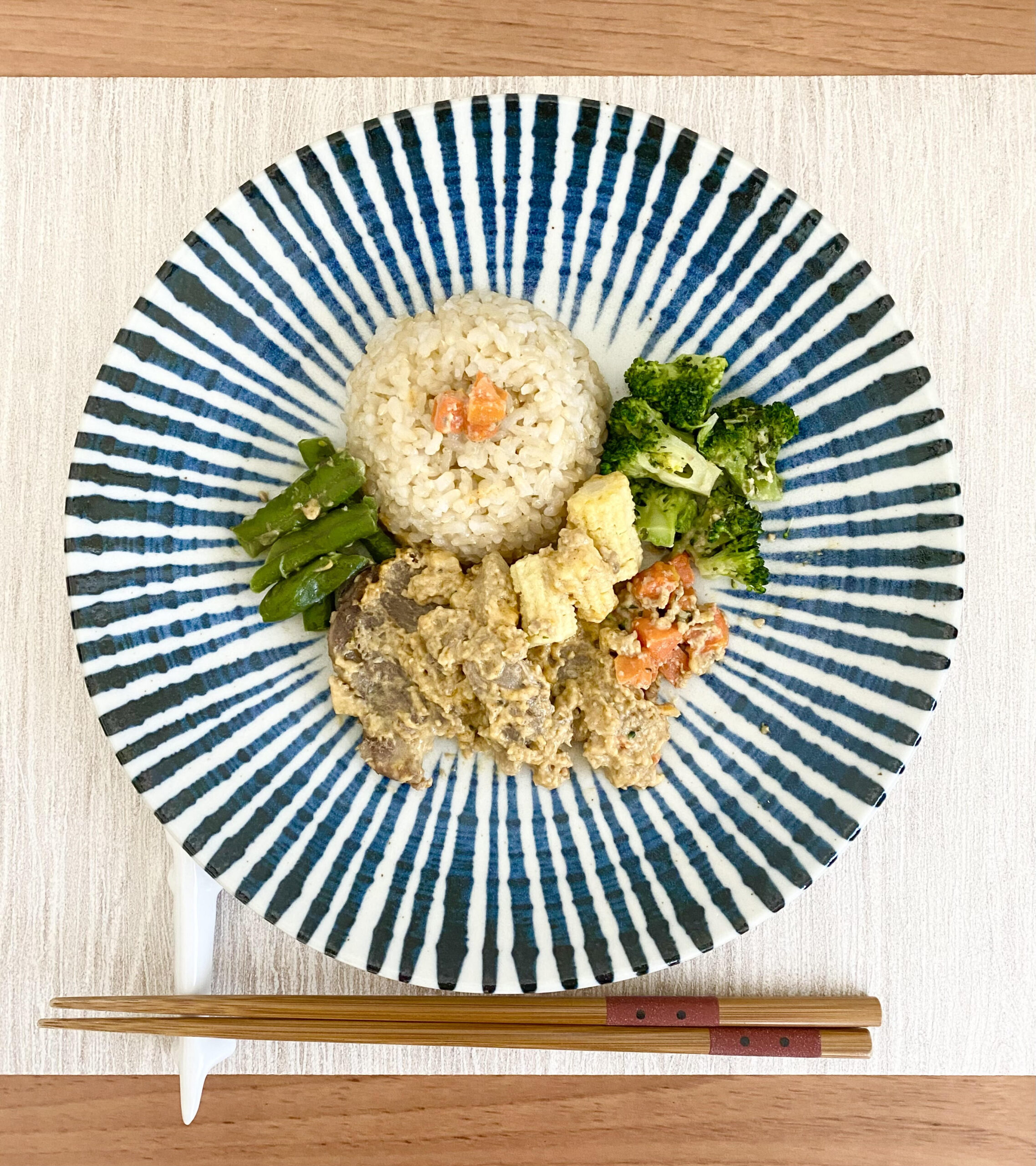 FIT FOOD HOME_低糖質VEGE＋_ポークソテーマッシュルームソース+玄米_盛り付け後