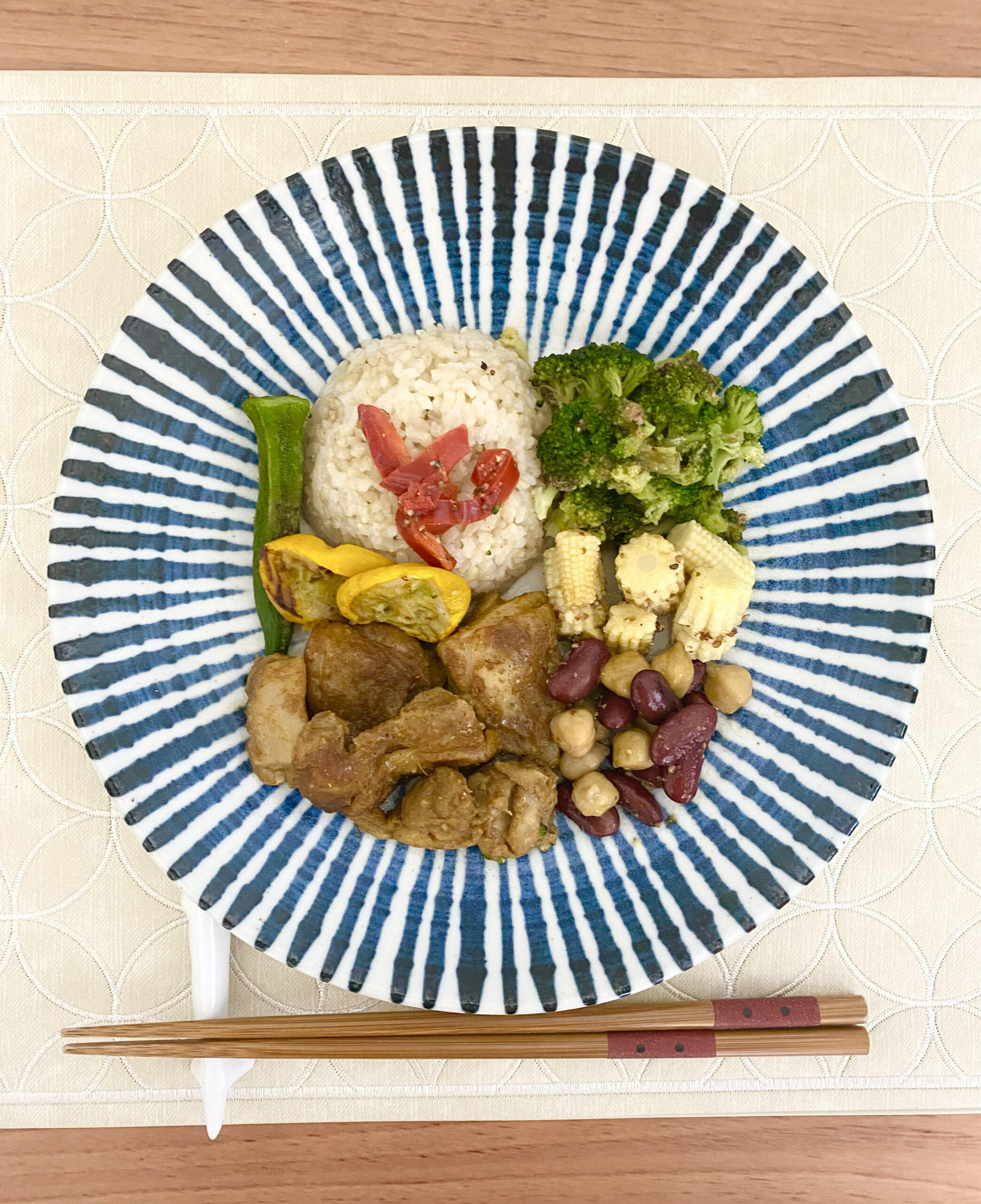 FIT FOOD HOME_低糖質VEGE＋_タンドリーチキン+玄米_盛り付け後